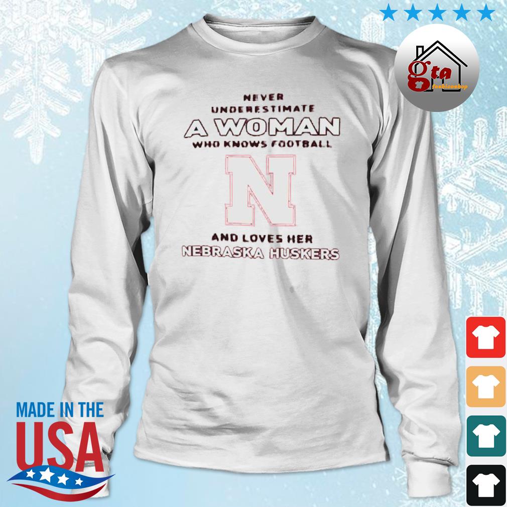 Never Underestimate A Woman Who Knows Football And Loves Her Nebraska Huskers Logo 2022 Shirt Longsleeve trang
